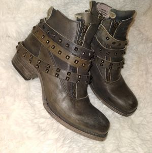 SOLD  RARE & RETIRED Freebird by Steven Truth sz8